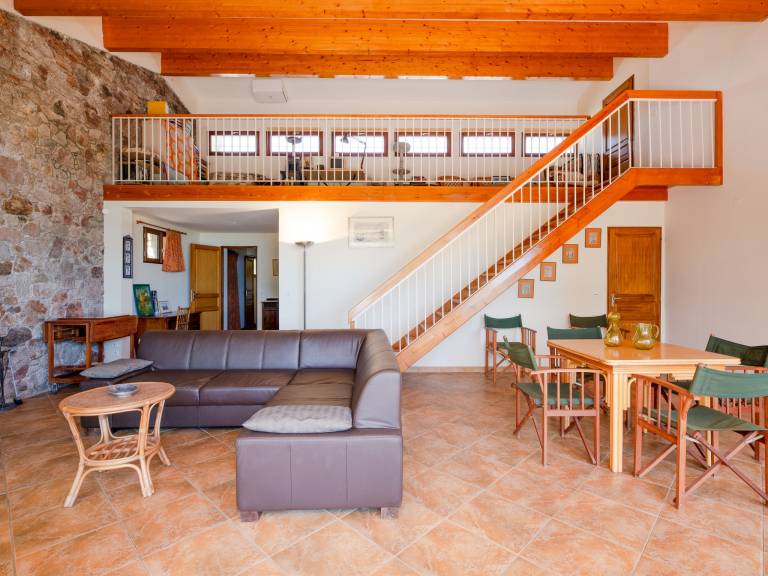 Fully equipped beautiful vacation home with yard & patio | Mountain view | Pets allowed — photo 5