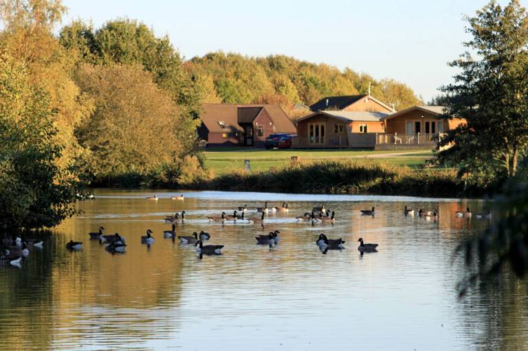 Lovely Cabin Rental with Lake Views in Leicestershire, England — photo 5