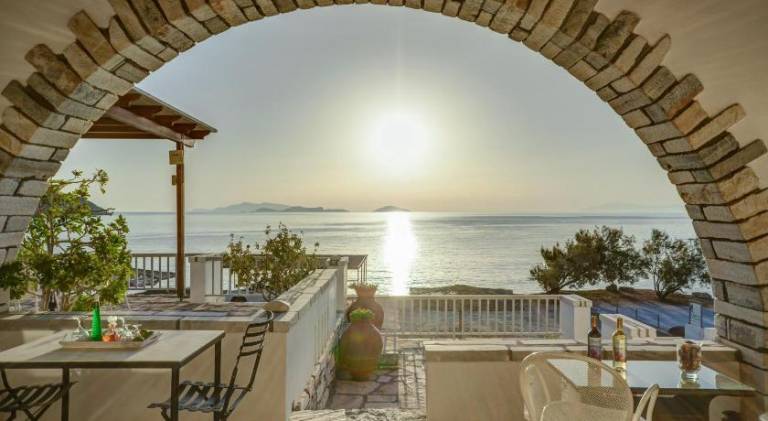 Apartment with terrace & yard in Naxos