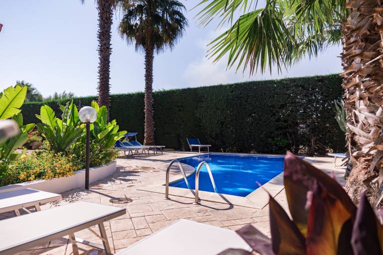 Villa with private pool, BBQ & garden — photo 2