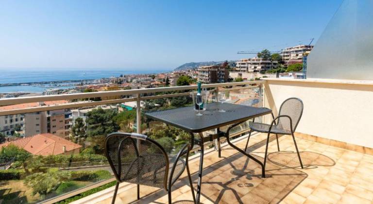 Wonderful apartment with pool | Pets are welcome in Sanremo