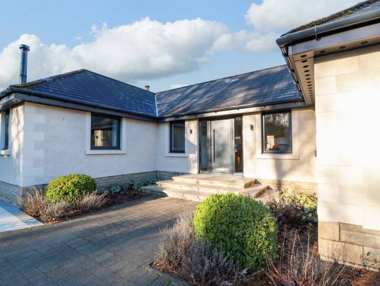 Children-friendly cottage with yard & hot tub | Pets are welcome in Stirling