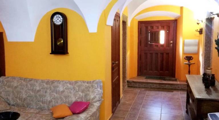 Rental apartment with private pool, yard & terrace in Cáceres