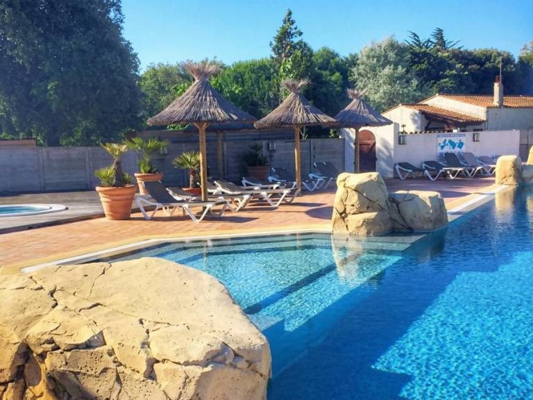 Chalet with terrace & heated pool — photo 3
