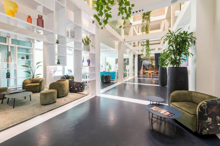 MO OM Hotel