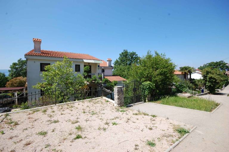 Holiday flat Basement flat of the house, suitable for pets in Omisalj