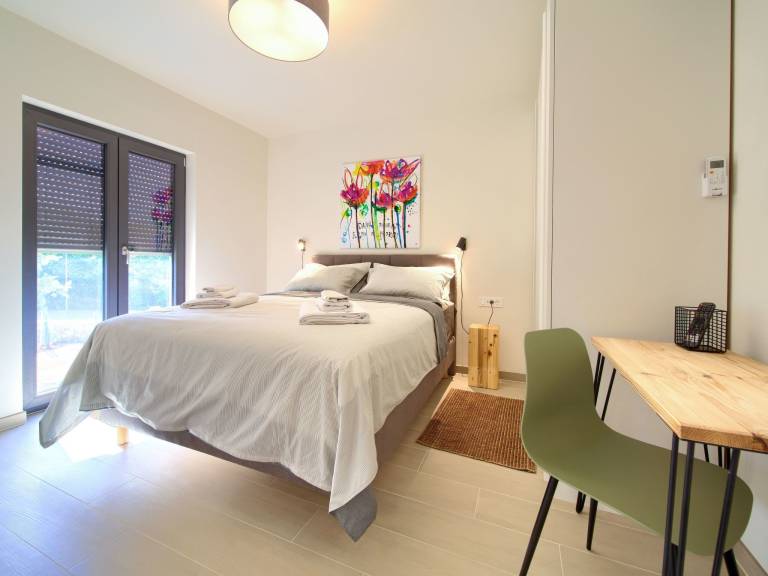 Rental apartment with patio — photo 4