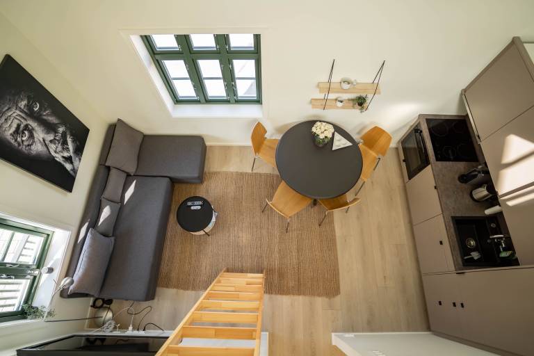 Vibrant apartment on bustling street, above a restaurant - Perfect for tourists, — photo 4