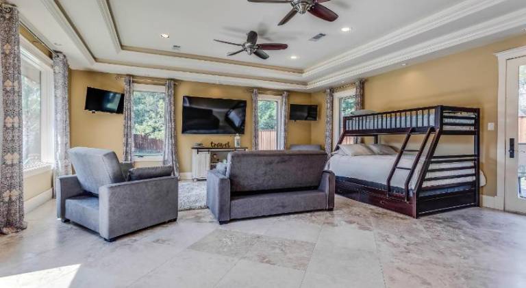 DFW Large Vacation Retreat with Private Pool and Hot Tub — photo 3