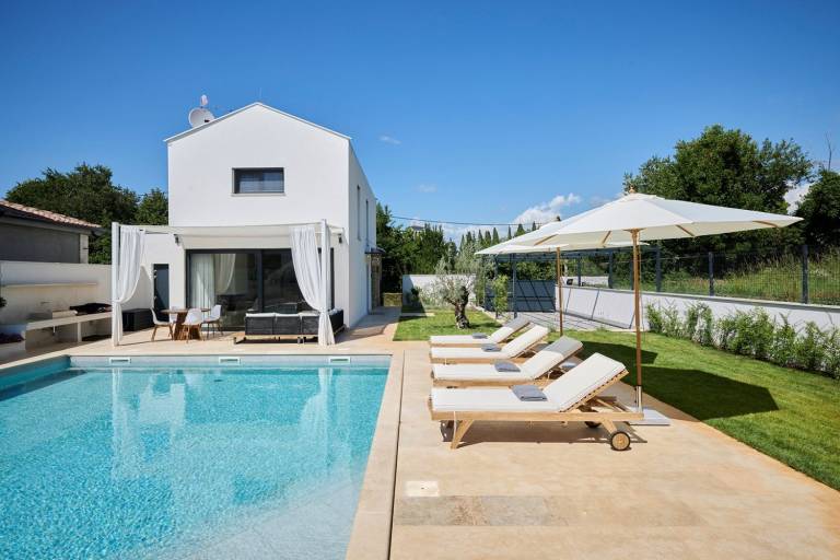 Impressive villa with private pool, hot tub, BBQ - dogs welcome in Umag