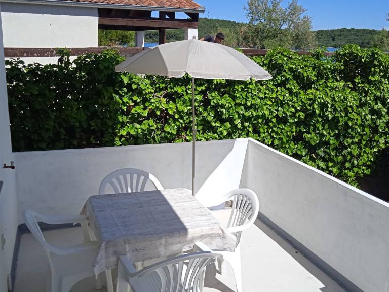 Holiday apartment with terrace, barbeque & yard — photo 3