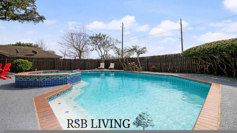 Beautiful 4BR 2B Home with Pool Near AT T Stadium in DeSoto, TX