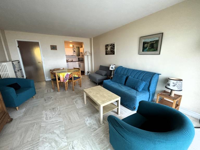 Spacious Studio with Sea View, Near Shops, and Direct Beach Access — photo 4