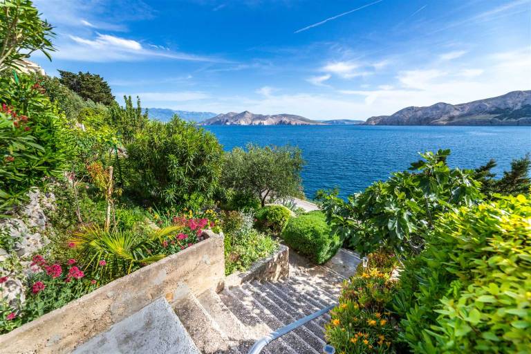 Lori Red - Cozy Hideaway for Two with sea view — photo 2