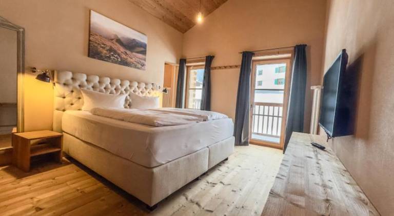 Charming lodge with yard, sauna & patio | Ski nearby | Dogs allowed — photo 2