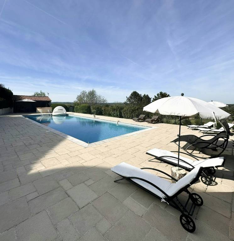 Fully equipped beautiful rental apartment with patio, pool & garden | Perfect for remote work | Pet-friendly — photo 2