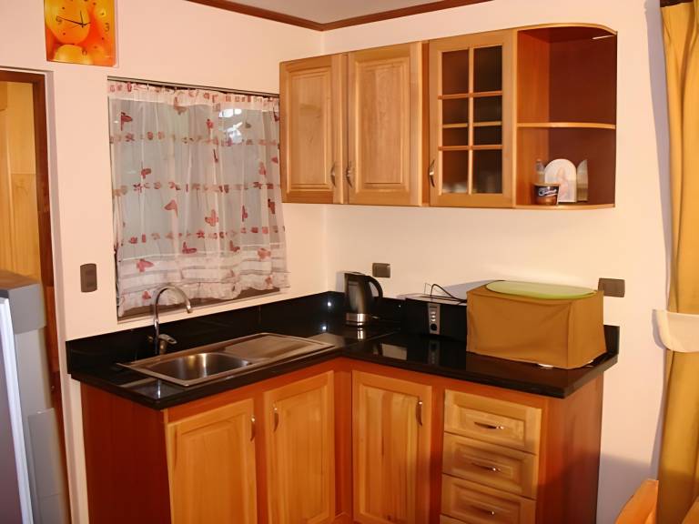 Lodge with terrace & yard — photo 4