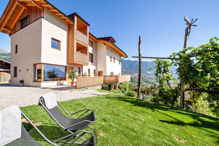 Rental apartment with fast internet, garden & terrace | Garden view — photo 3