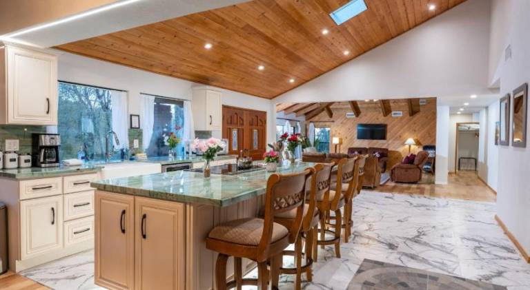 Nice house with jacuzzi | Pets allowed in Oakhurst, CA