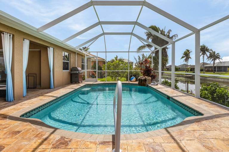House with private pool & barbecue | Water view — photo 2