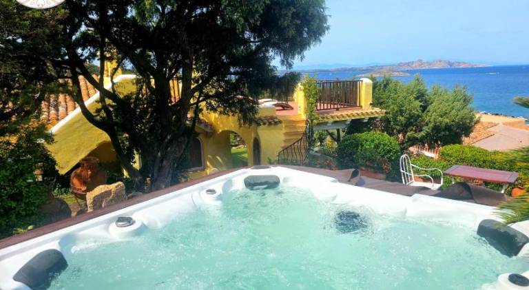 Vacation home with hot tub & pool in Baja Sardinia