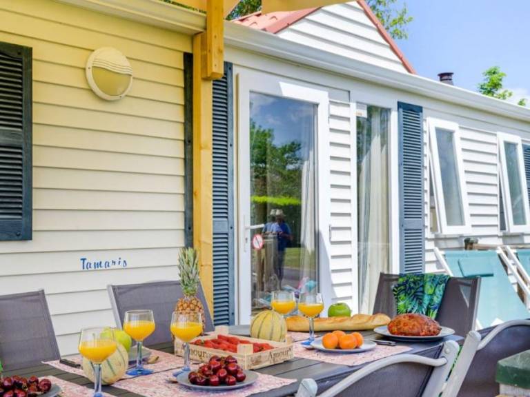 Family-oriented mobile home with patio & heated pool | Pets allowed — photo 4