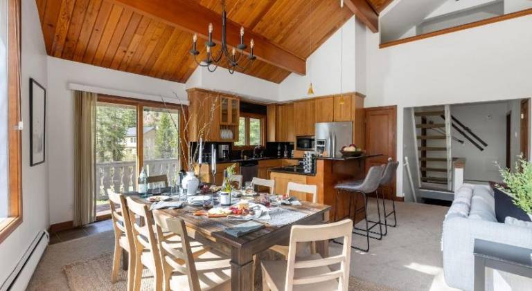Bighorn by AvantStay Spacious Ski Cabin w Sprawling Porch Views Hot Tub in Eagle, CO