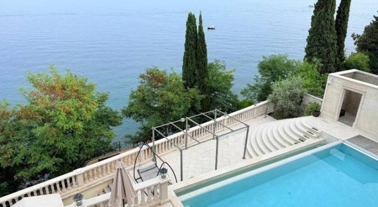 Villa Isabella - Luxury with style right next to the beach, private pool and sea view in Opatija