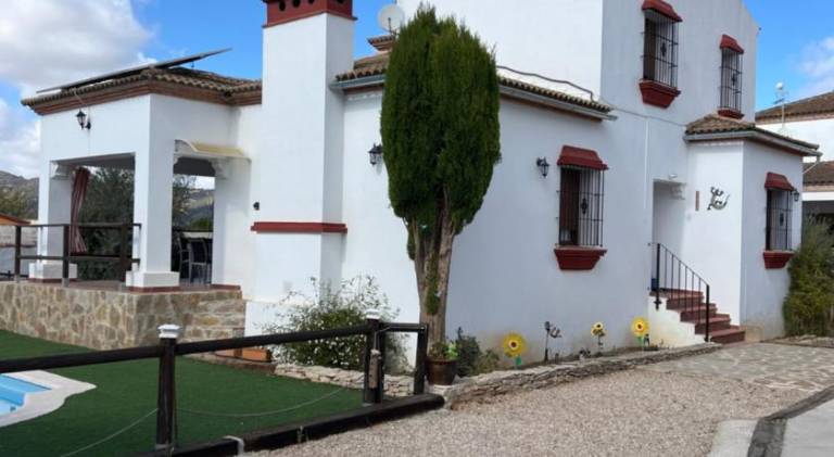 Vacation home with pool — photo 3