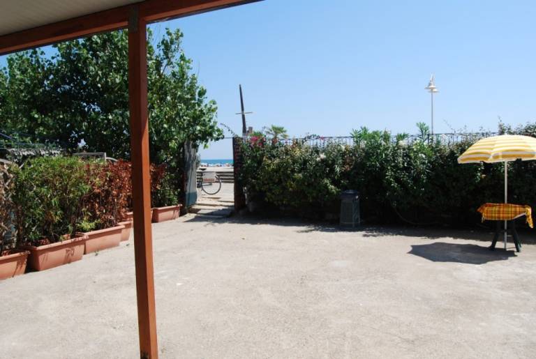 Villa with garden — photo 3