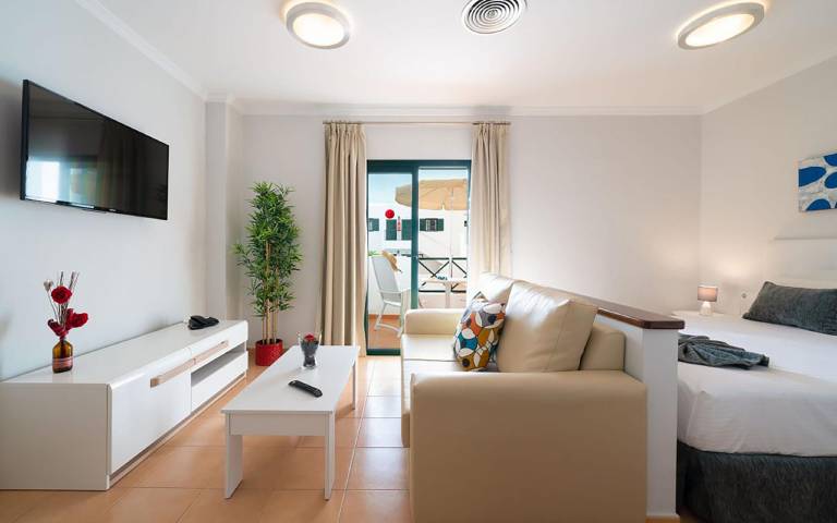 Charming serviced apartment with pool, hot tub & yard | Beach nearby | Dogs allowed — photo 2