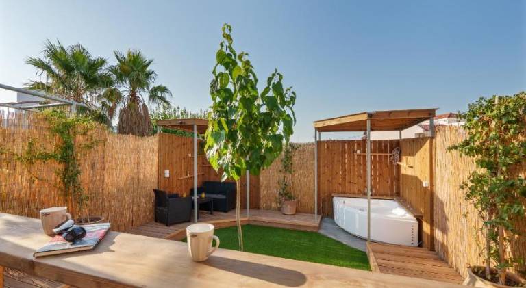 Beautiful house with patio, jacuzzi & yard | Pet-friendly in Rethymno
