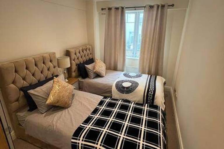 3-Bed Central Apartment - Sleeps 8 & Free Parking — photo 4