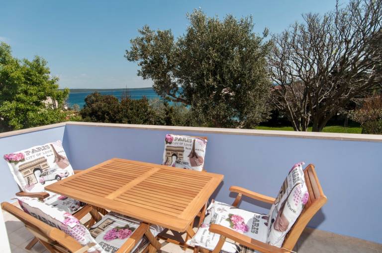 Apartment with BBQ & yard | Sea view — photo 4