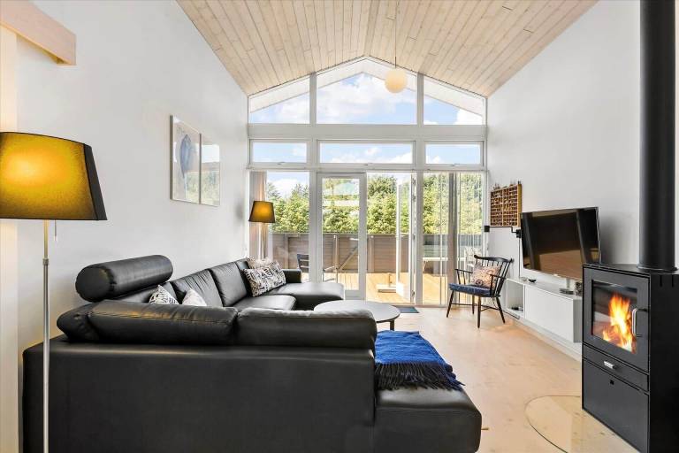 Vacation home with jacuzzi, sauna & patio — photo 2
