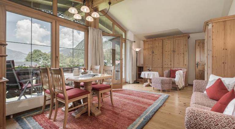 Serviced apartment with sauna, patio & pool | Suitable for remote work | Pet-friendly — photo 3