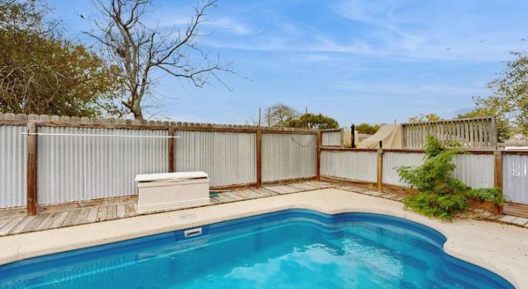 House with pool — photo 5