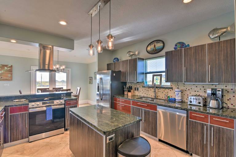 Bay Views! Family-Friendly Galveston Resort House — photo 2