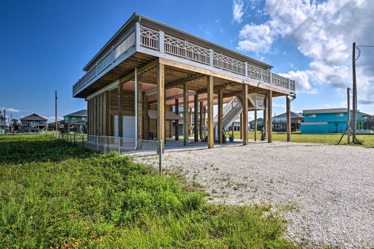 Ocean View + Wraparound Deck: Crystal Beach Home! — photo 2