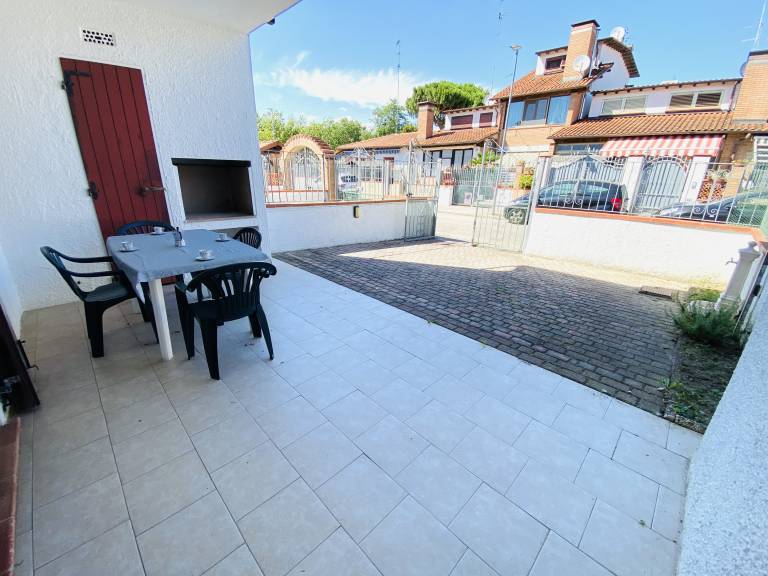 Villa with yard, barbeque & patio | Garden view — photo 5