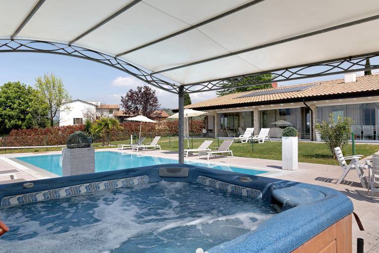 Villa with terrace, yard & heated pool | Mountain view — photo 3
