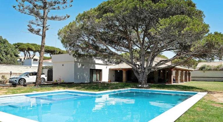 Villa with hot tub & pool in Chiclana de la Frontera