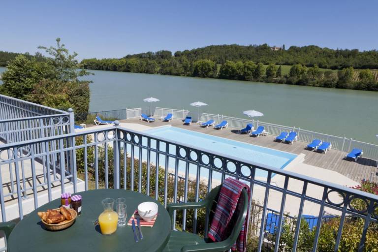 Bungalow with patio, yard & pool | Pet-friendly — photo 4