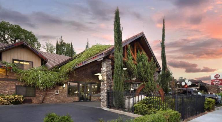 Best Western Plus Yosemite Gateway Inn in Oakhurst, CA