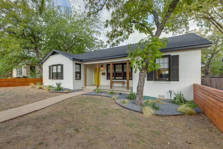 2 Mi to Downtown Austin Family Home w Porch