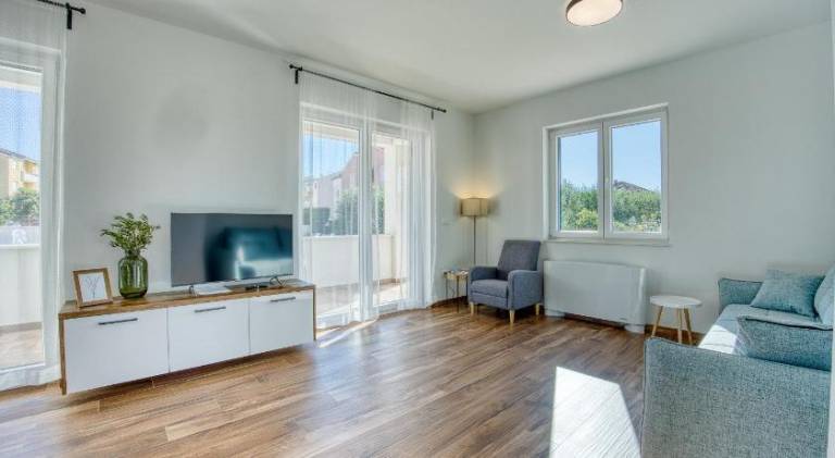 Beautiful rental apartment with private pool, barbecue & yard | Dogs allowed — photo 2