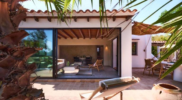 Villa with pool — photo 2