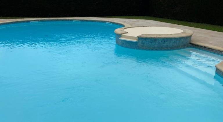 Apartment with pool — photo 4