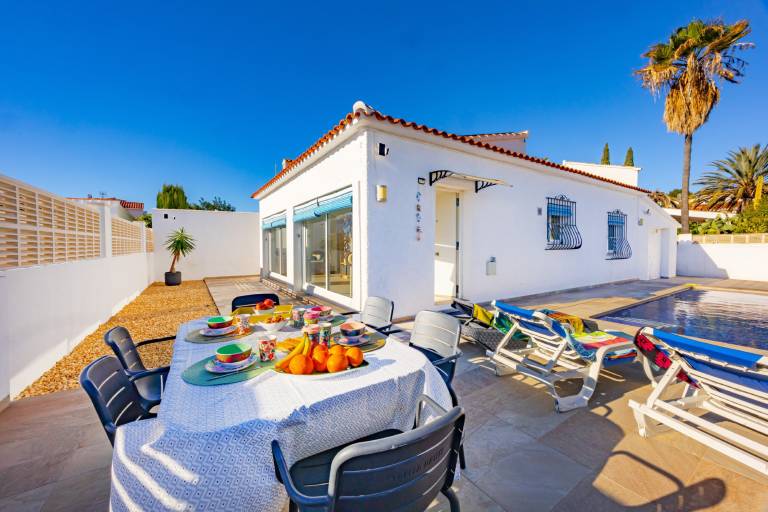 Villa with patio, yard & private pool | Dogs allowed — photo 3
