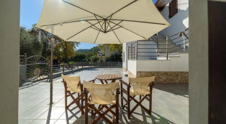 Rental apartment with grill & patio — photo 4